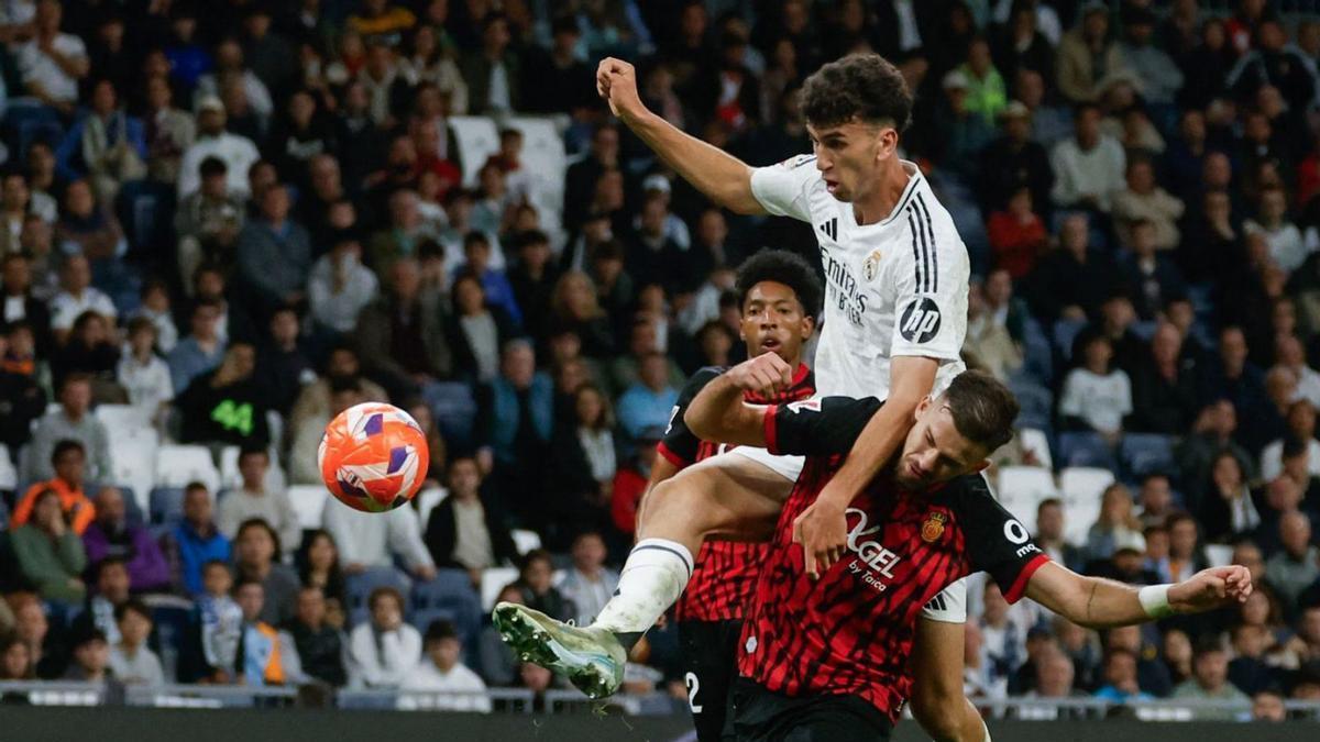 Jacobo, central del Real Madrid, marca al Mallorca.