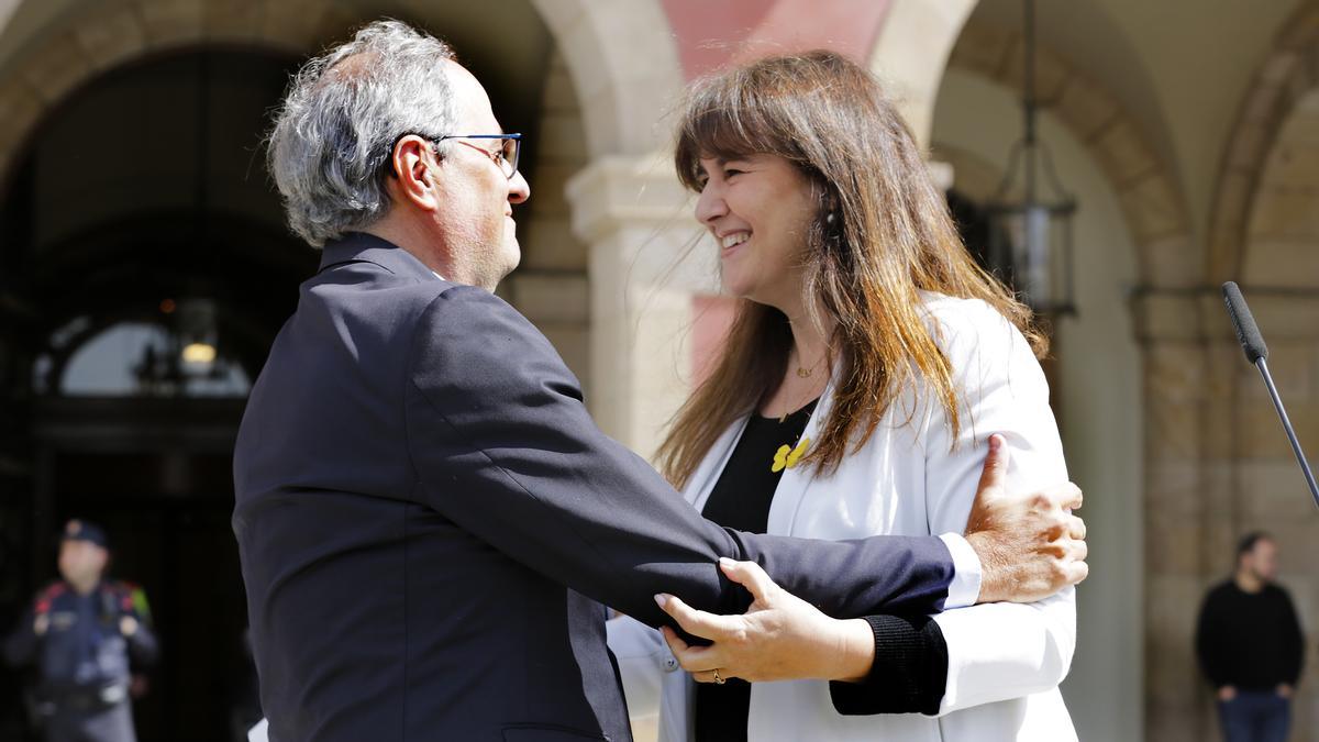 Laura Borràs y Quim Torra se saludan