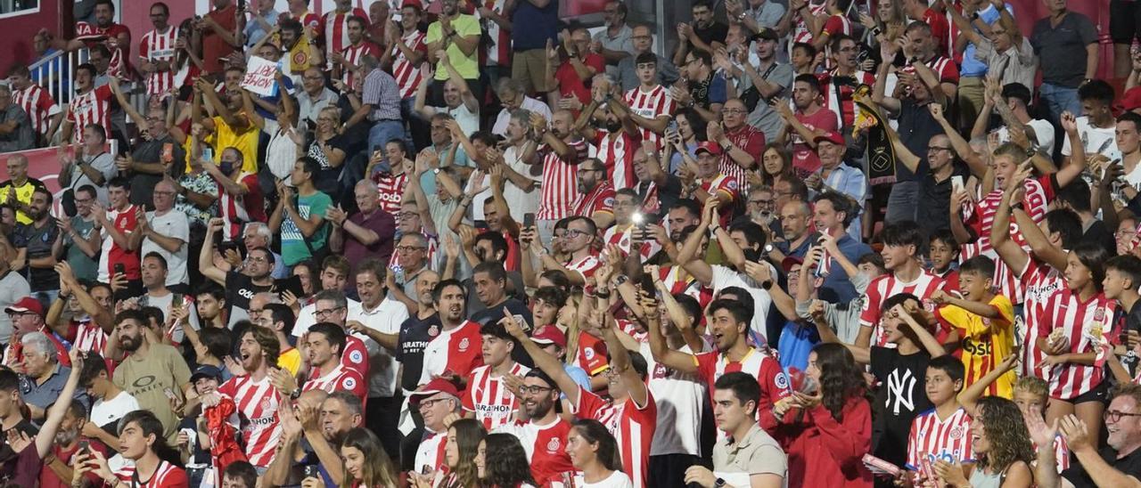 Seguidors del Girona celebrant un dels tres gols de dilluns contra el Getafe al gol nord