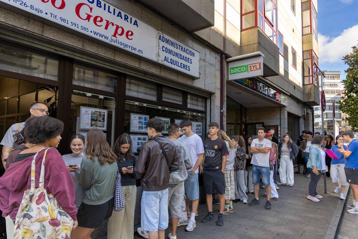 Colas de estudiantes buscando piso de alquiler para el próximo curso en la inmobiliaria Gerpe.