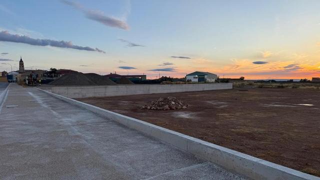 Las obras en los muros y aceras mejoran la seguridad del polígono industrial de Fuendejalón.