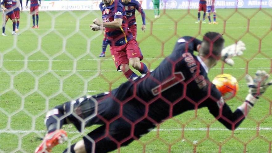 Cuéllar rechaza el penalti lanzado por Luis Suárez.