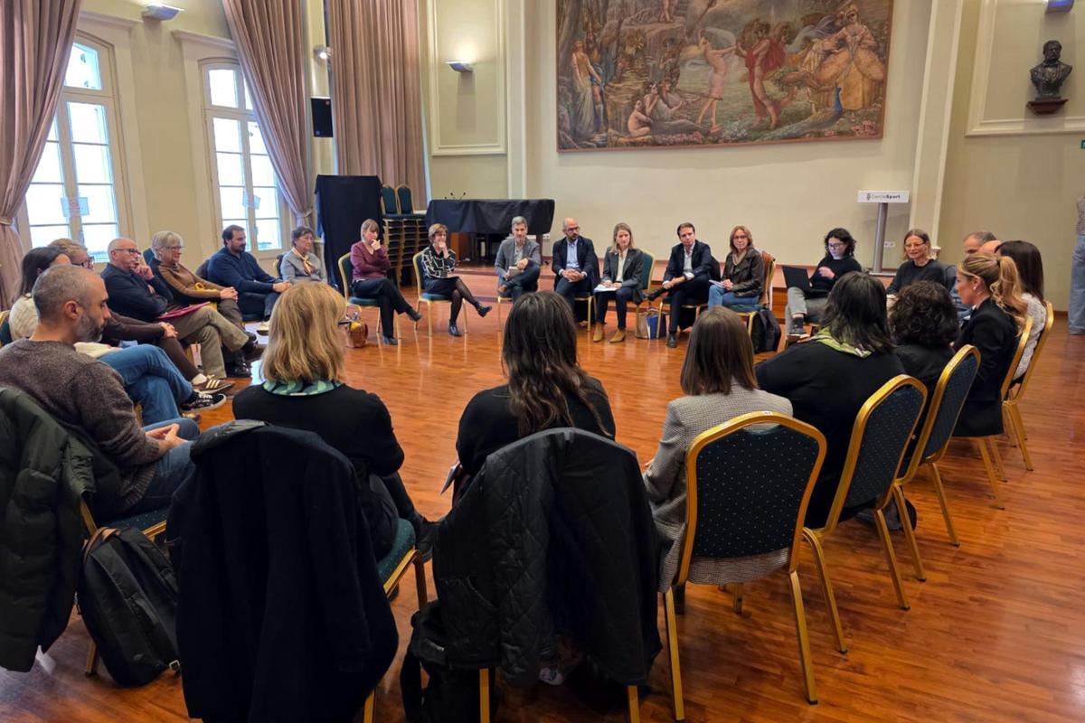 La consellera de Drets Socials i Inclusió, Mònica Martínez Bravo, s'ha reunit amb diferents tècnics i professionals de l'Alt Empordà.