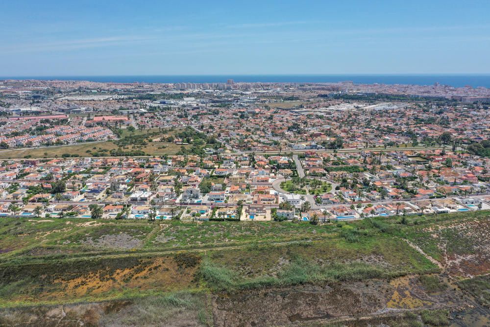 Imagen de las urbanizaciones y casco urbano de Torrevieja que desvían sus aguas pluviales hasta el humedal. Históricamente las aguas de las zonas urbanas siempre han terminado en la laguna. Pero el volumen es mucho mayor ahora porque las urbanizaciones carecen de red de pluviales y han crecido en miles de viviendas en las últimas décadas.