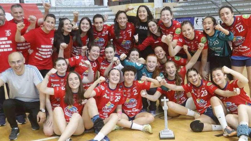 Las jugadoras del Porriño celebran su ascenso ayer. // Ricardo Grobas