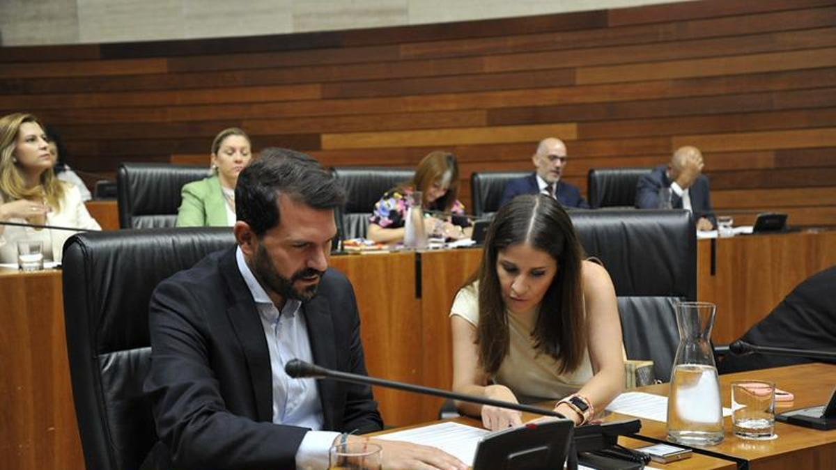 El líder del PSOE, Álvaro Sánchez Cotrina, y la portavoz socialista en la Asamblea, Isabel Gil Rosiña, en el debate de presupuestos de Extremadura para 2026.