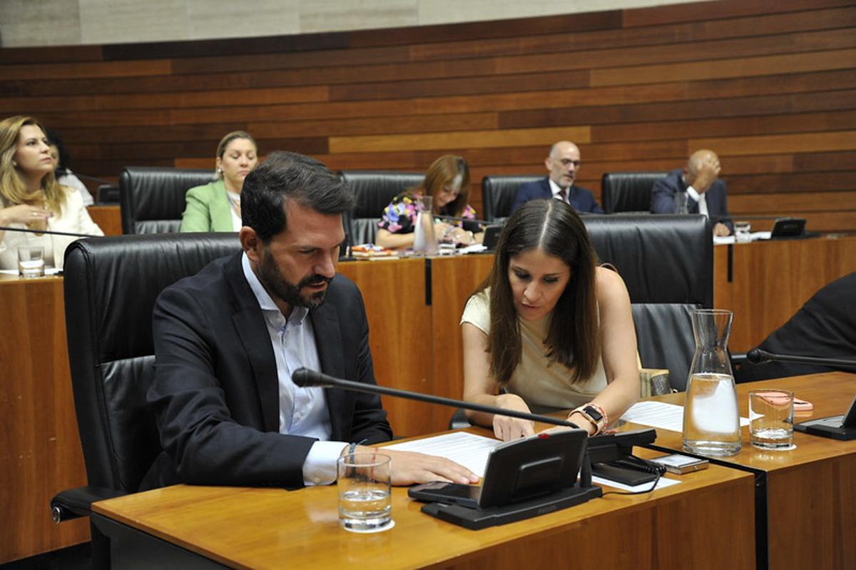 El líder del PSOE, Álvaro Sánchez Cotrina, y la portavoz socialista en la Asamblea, Isabel Gil Rosiña, en el debate de presupuestos de Extremadura para 2026.