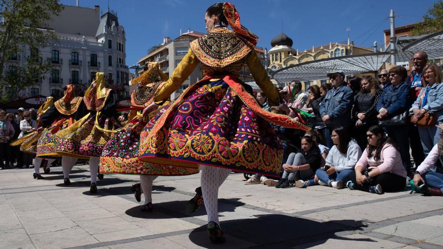 GALERÍA | Actuación del Grupo de Coros y Danzas doña Urraca por Villalar