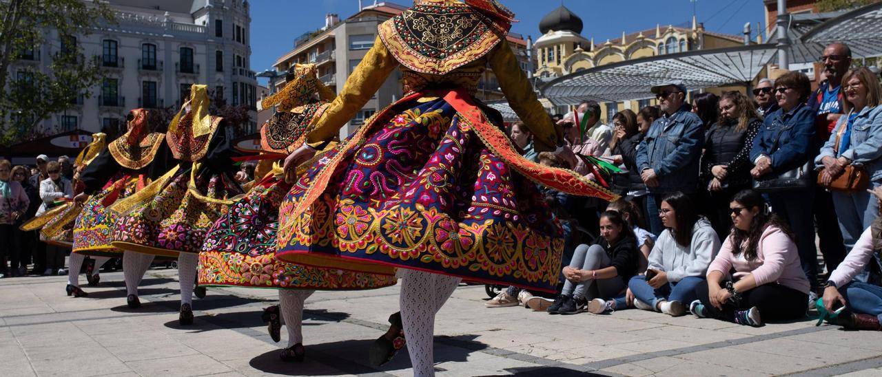 GALERÍA | Actuación del Grupo de Coros y Danzas doña Urraca por Villalar