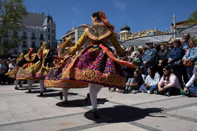 GALERÍA | Actuación del Grupo de Coros y Danzas doña Urraca por Villalar