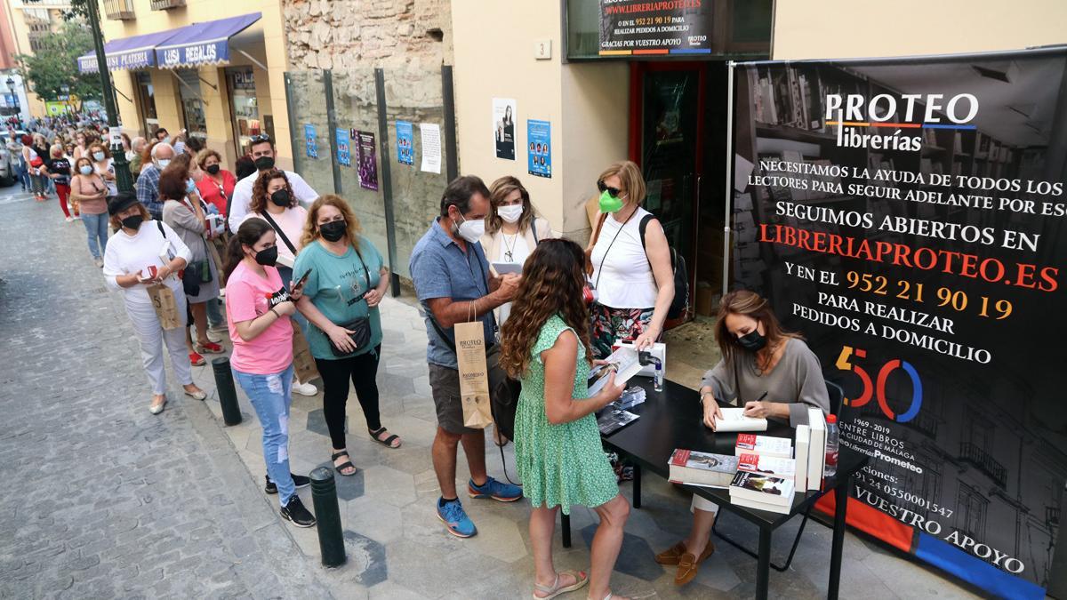 María Dueñas acude a Proteo para una firma de libros.