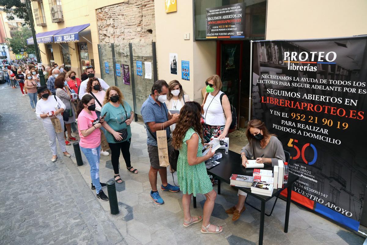 María Dueñas acude a Proteo para apoyar la librería