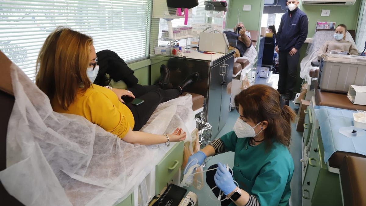 Algunas de las primeras personas que han acudido a donar sangre en el autobús instalado este jueves junto a la Torre de la Malmuerta.