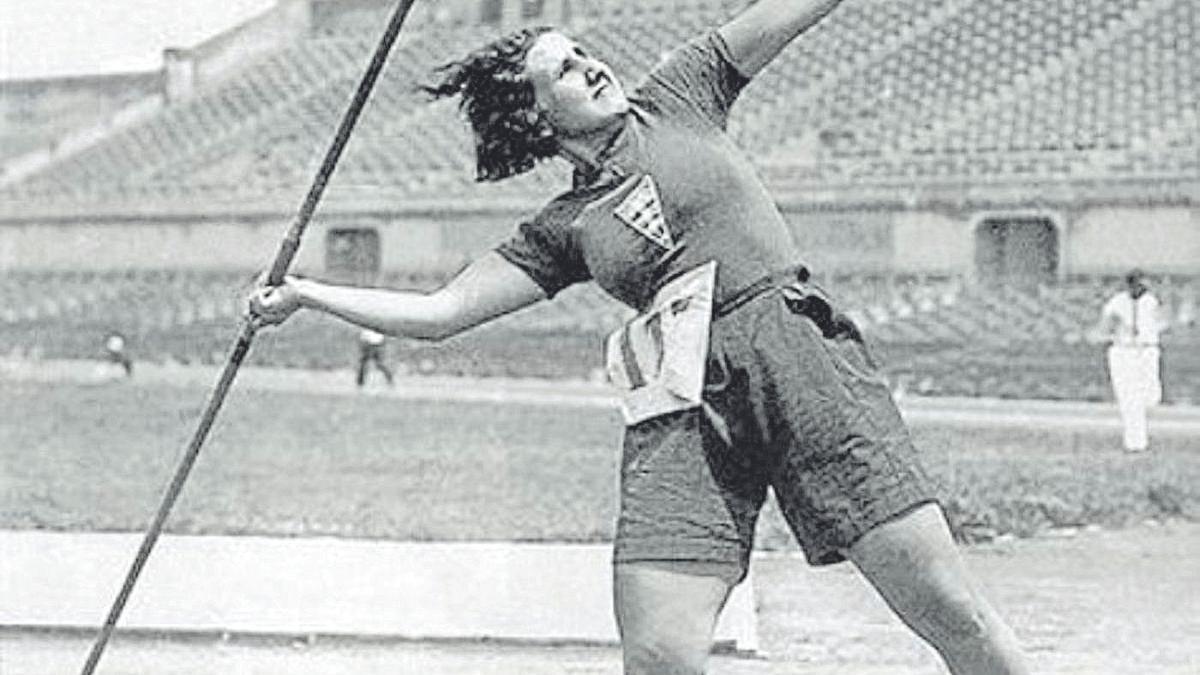 Ana María Martínez Sagi, en una de sus facetas: el lanzamiento de jabalina.