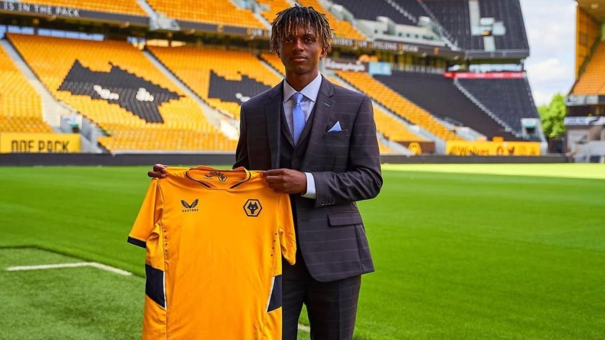 Ethan McLeod tras renovar con los Wolves