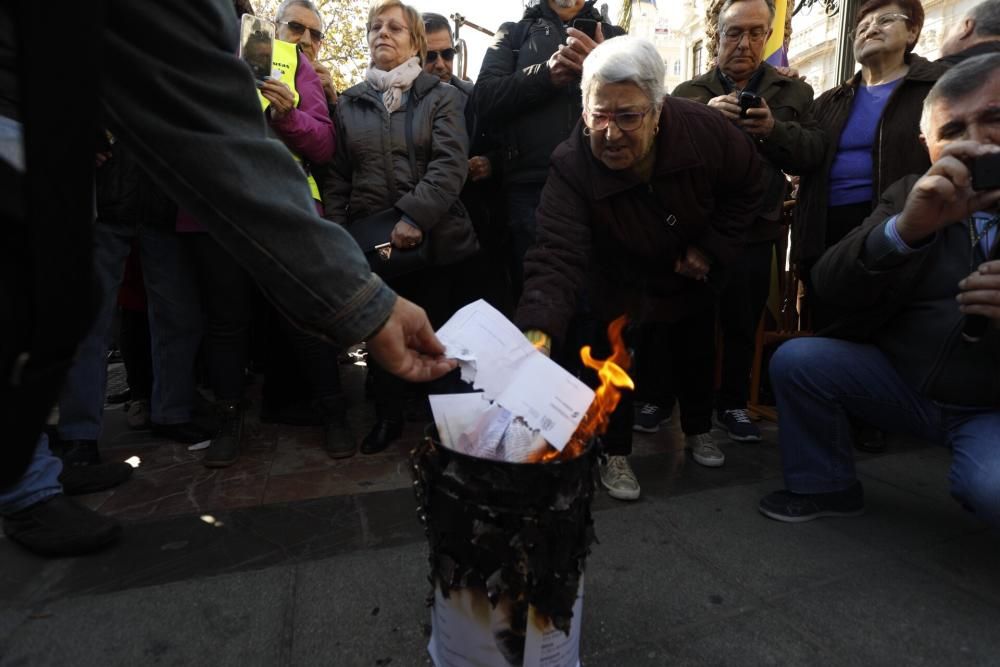 Protesta de jubilados en València: queman cartas de la subida de su pensión