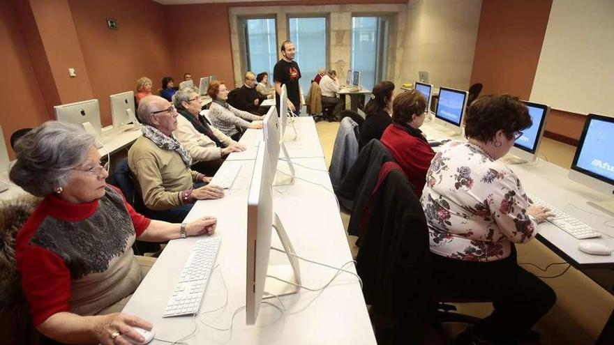 Mayores en una clase sobre internet dentro de un programa de envejecimiento activo.