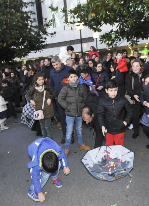 Los Reyes Magos recorren la ciudad desde O Castrillón hasta la plaza de María Pita.