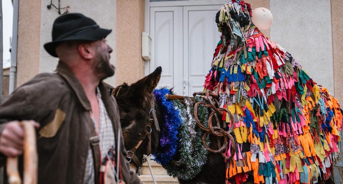El Molacillo y el Ciego montado en el burro durante la mascarada de Sarracín de Aliste. | M. MARTHEZ