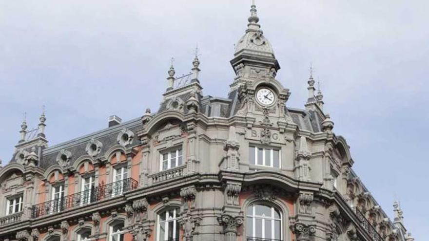 Fachada exterior del antiguo Banco Gijón.