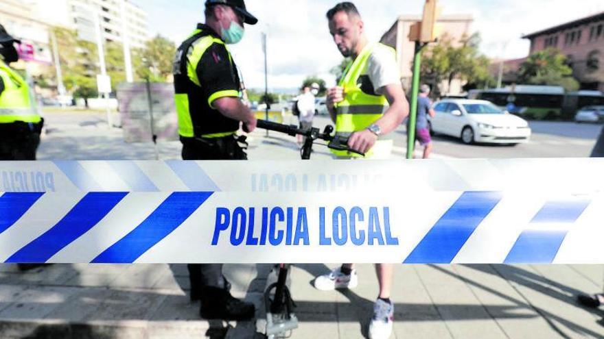 Foto de archivo de un control policial sobre los patinetes que circulan por Palma.