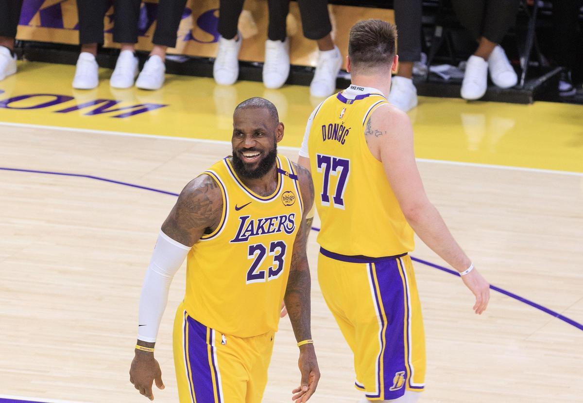 LeBron James y Luka Doncic, con Los Angeles Lakers