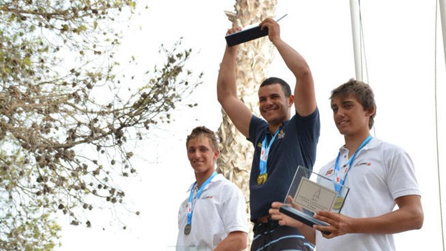 Rodríguez en el podio, flanqueado por el subcampeón, Benjamin Vadnai (i) y Jonathan Vadnai (d).