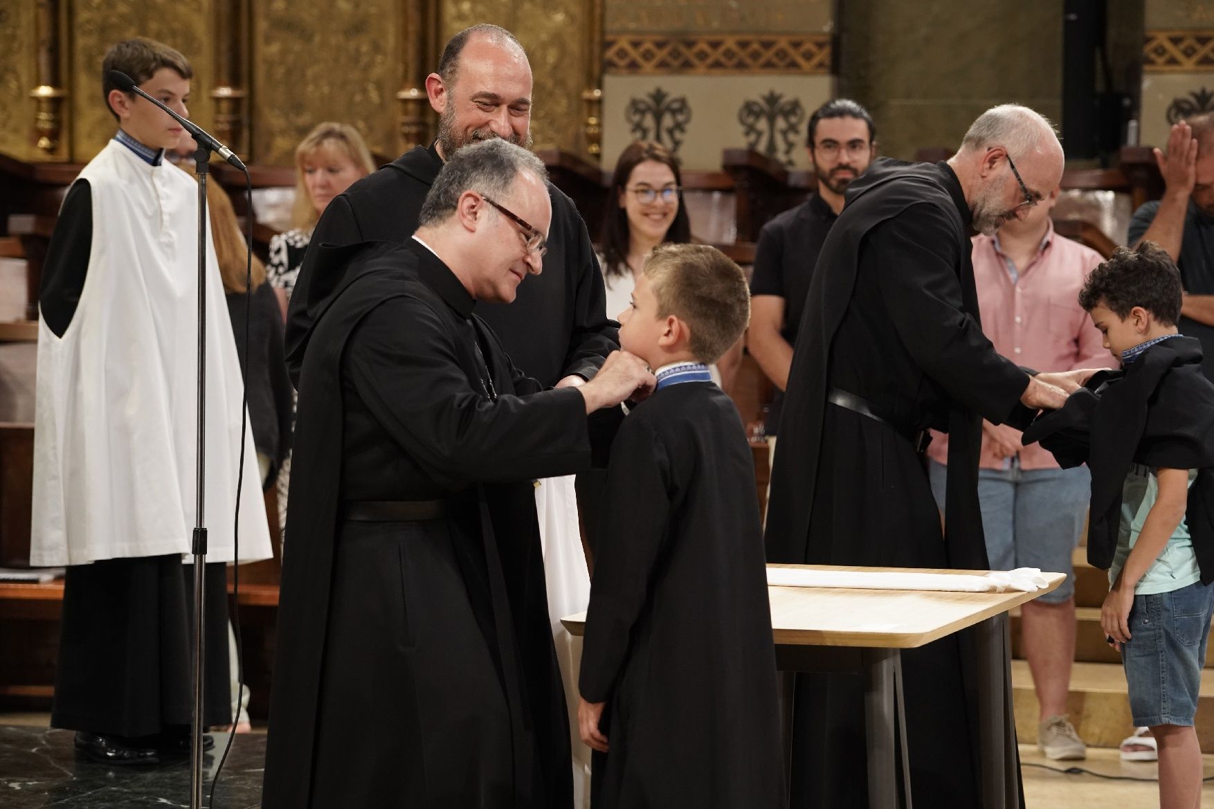 Montserrat vesteix les primeres escolanes de la història