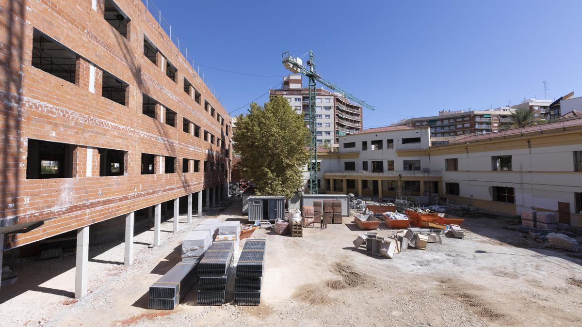 Obras del nuevo instituto Ausiàs March, que abrirá el curso 2025-2026