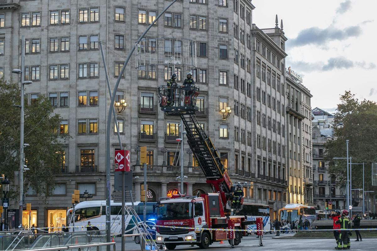 Caen las luces de Navidad instaladas en Gran Via de les Corts Catalanes con Passeig de Gràcia.