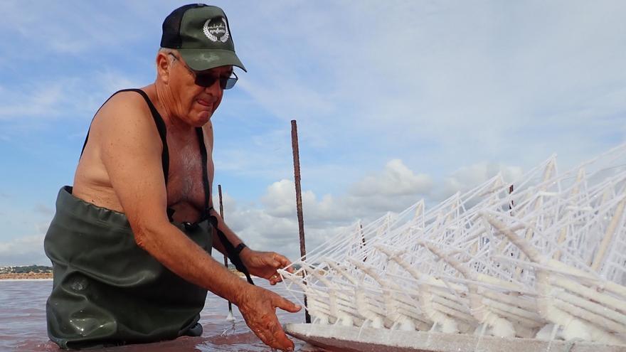 La artesanía cuaja en la laguna rosa de Torrevieja