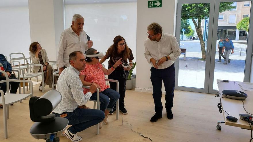 José Mª Cancela (en cuclillas) con usuarios de Agadea poniendo en práctica los ejercicios mediante el uso de gafas virtuales. |   // CEDIDA