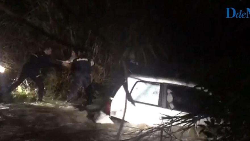 VÍDEO | Así fue el dramático rescate de un hombre y dos niños arrastrados con su coche en sa Riera