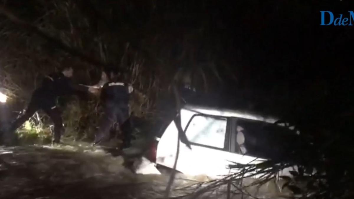 VÍDEO | Así fue el dramático rescate de un hombre y dos niños arrastrados con su coche en sa Rierra