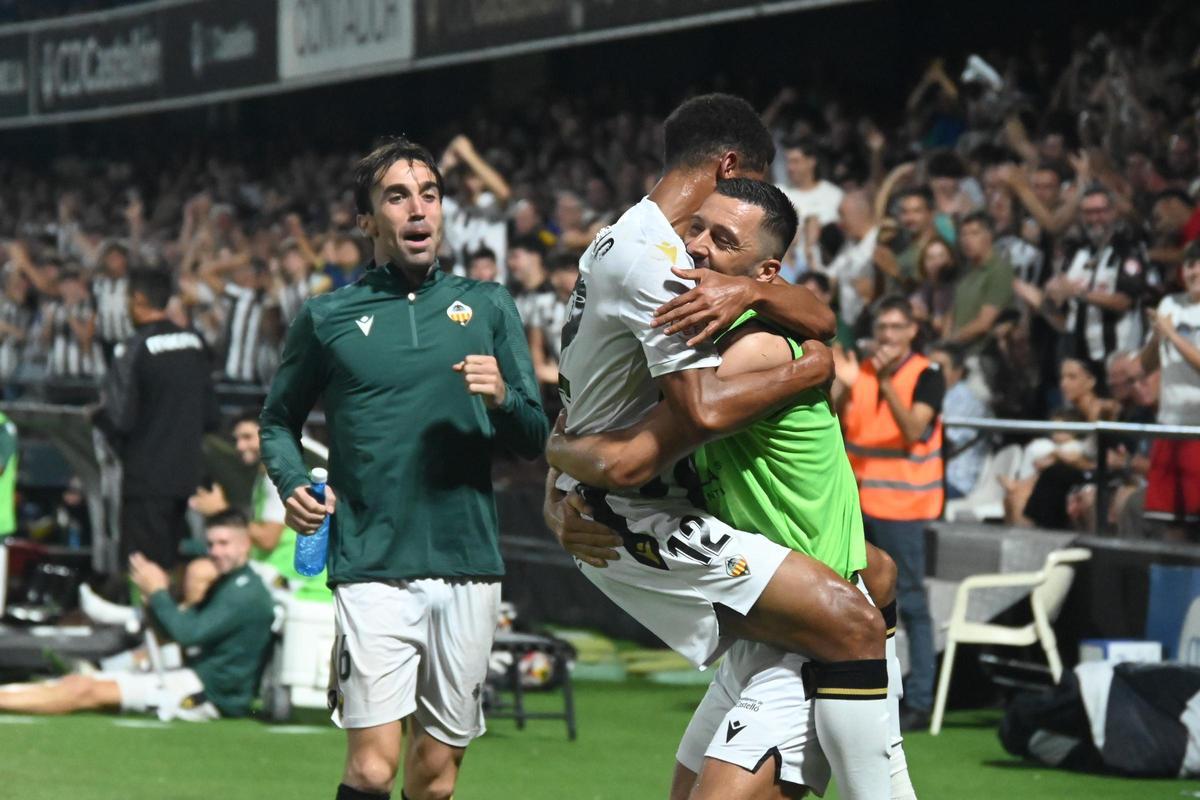 Chirino se abraza a Medunjanin tras su primer gol en Castalia.