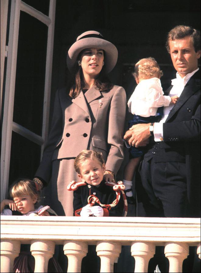 La princesa Carolina de Mónaco en un acto oficial junto a su marido Stefano Casiraghi y sus hijos Andrea, Pierre y Carlota