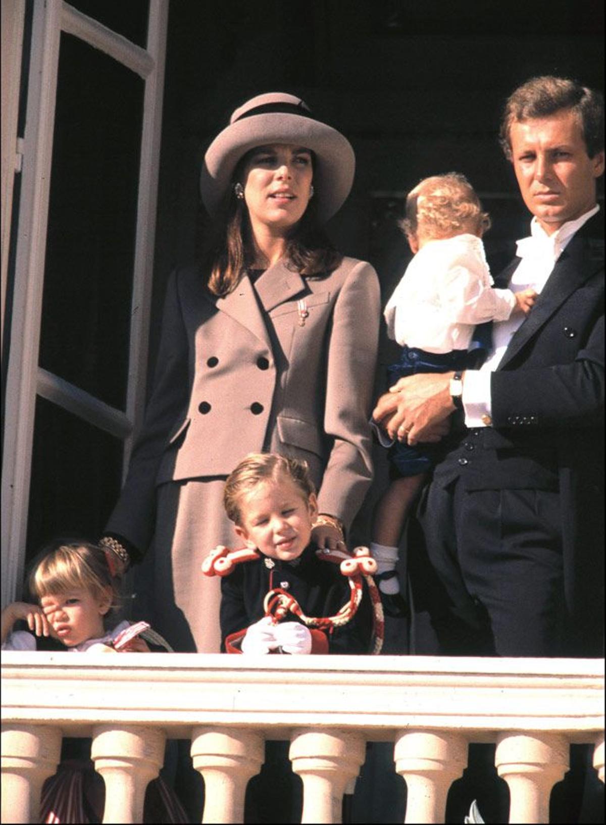 La princesa Carolina de Mónaco en un acto oficial junto a su marido Stefano Casiraghi y sus hijos Andrea, Pierre y Carlota