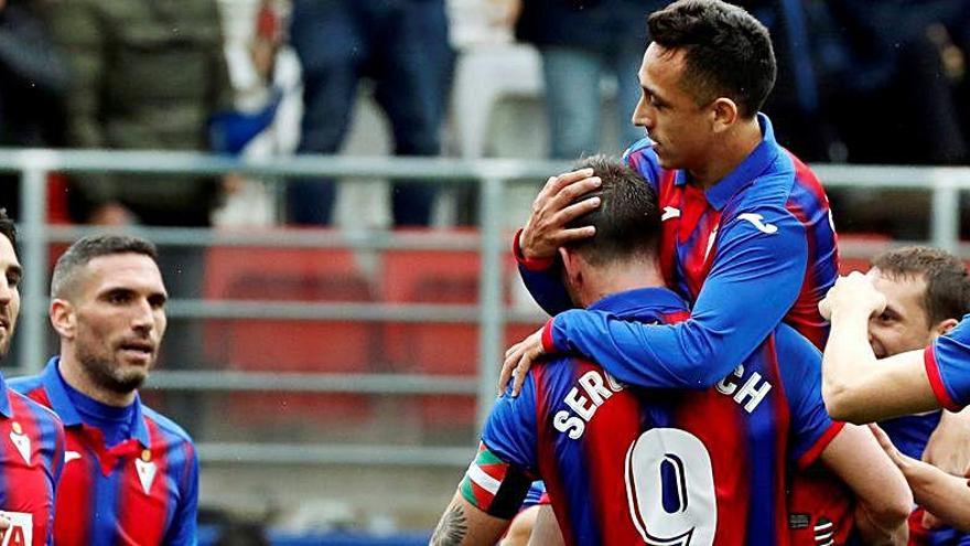 Los jugadores del Eibar celebrando un tanto.