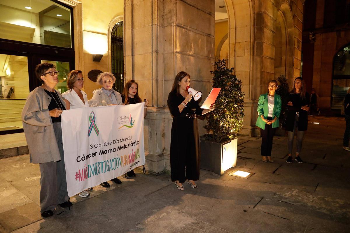 Lectura del manifiesto en la plaza Mayor de Gijón de las afectadas de cáncer de mama metastásico