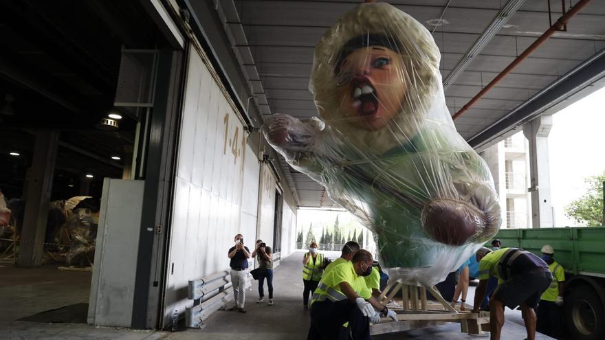 La primera falla sale de Feria València camino de la &quot;plantà&quot;