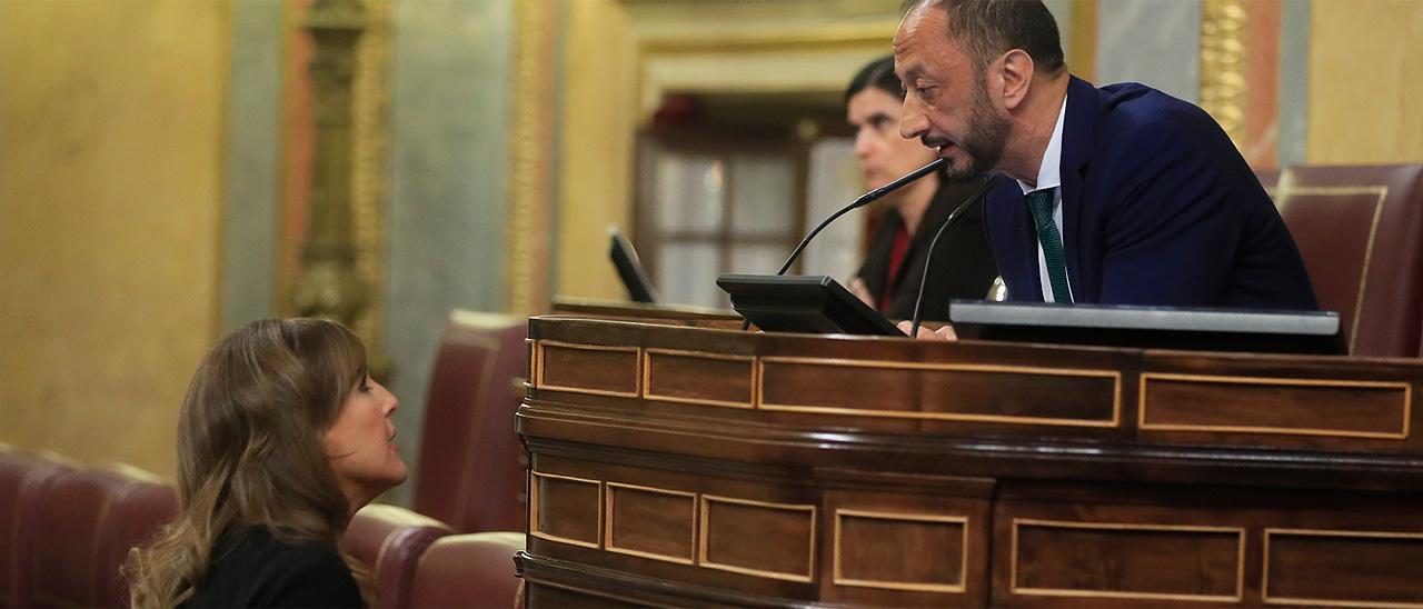 El vicepresidente primero del Congreso, Alfonso Rodríguez Gómez de Celis, conversa con la diputada de Vox, Patricia Rueda.