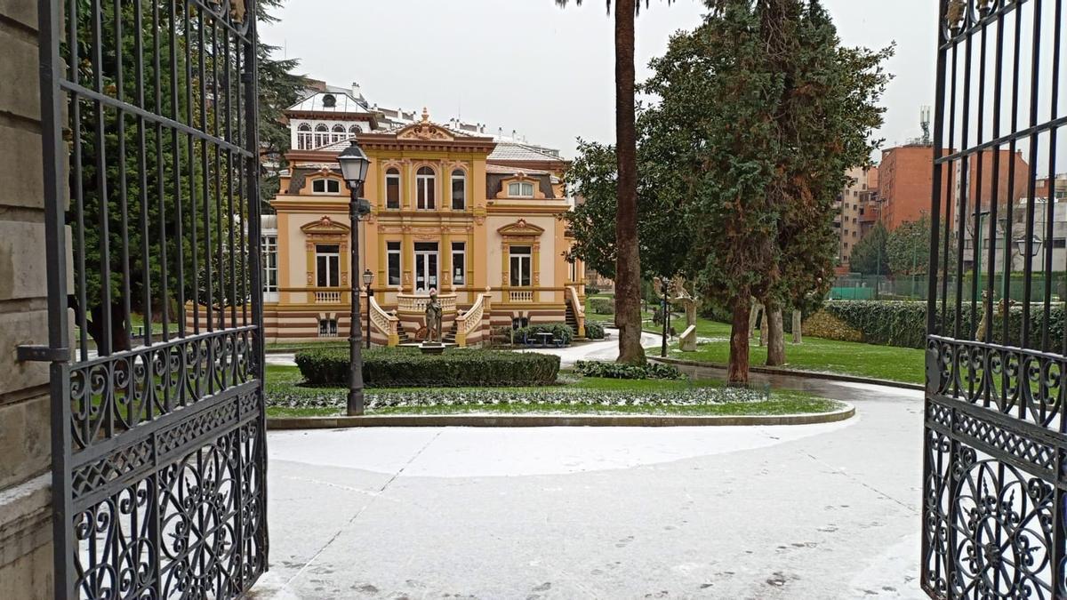 Oviedo amanece cubierta por un manto blanco tras la llegada de la borrasca "Filomena"