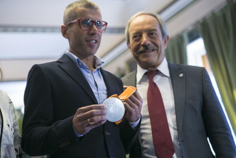 Alberto Suárez Laso, medallista olímpico, es recibido en el Ayuntamiento de Oviedo por Wenceslao López