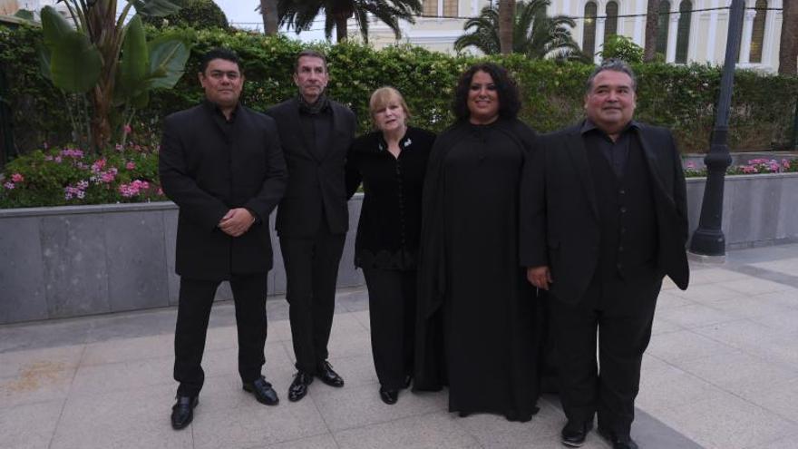 De izq. a dcha., Ariel Britos, Augusto Brito, Isabel Costes, María Katzarava y Aquiles Machado, antes de iniciarse el concierto en el Hotel Santa Catalina. | | EFE/ÁNGEL MEDINA