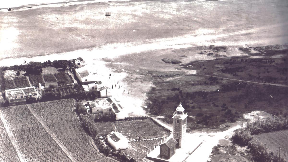 Imagen del antiguo faro de Torre del Mar y del farero gallego Anselmo Antonio Vilar García de joven