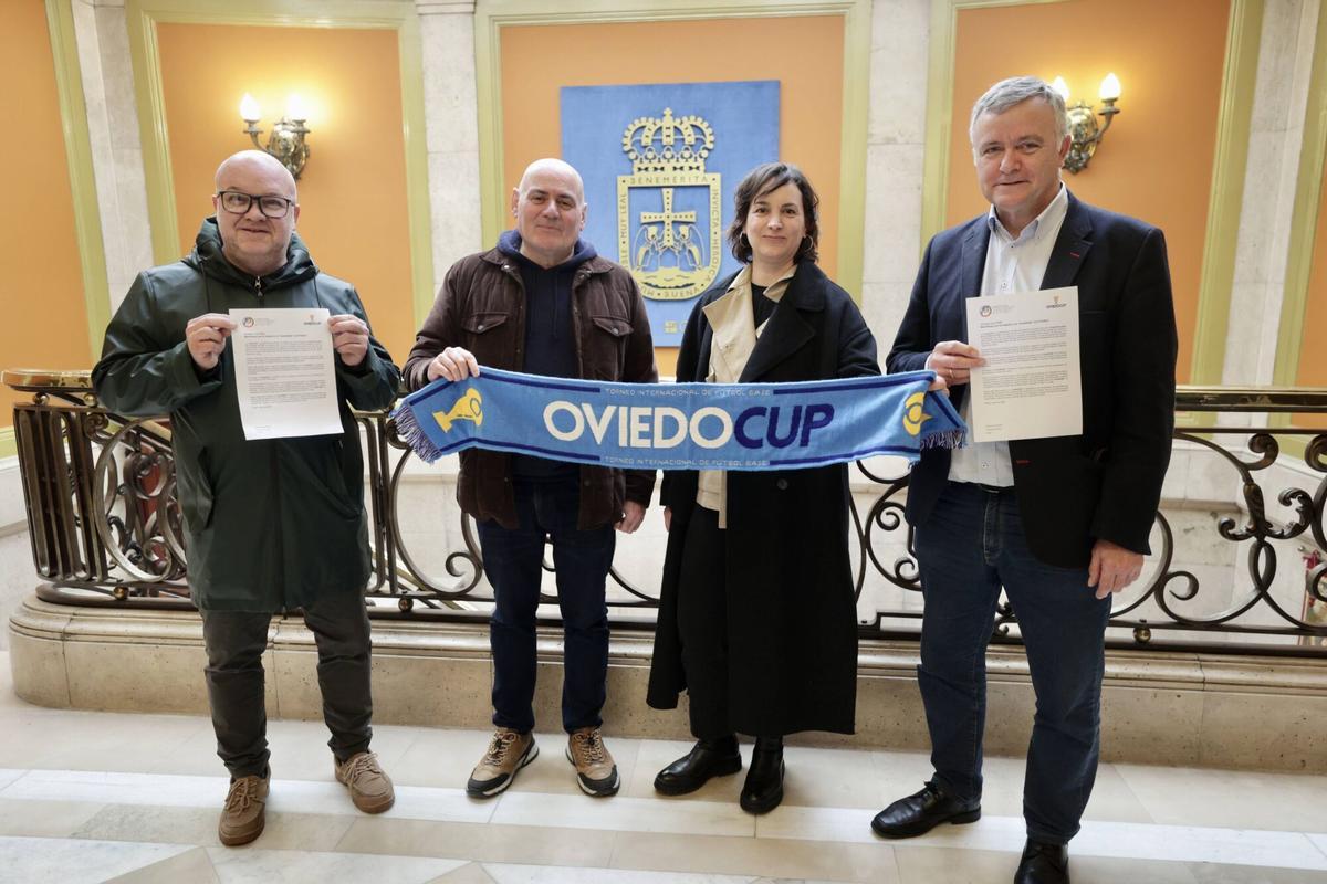Los organizadores de la Oviedo Cup, José Ángel  Fernández y Nacho Canal junto a los miembros de la candidatura Zoe López y Rodolfo Sánchez.