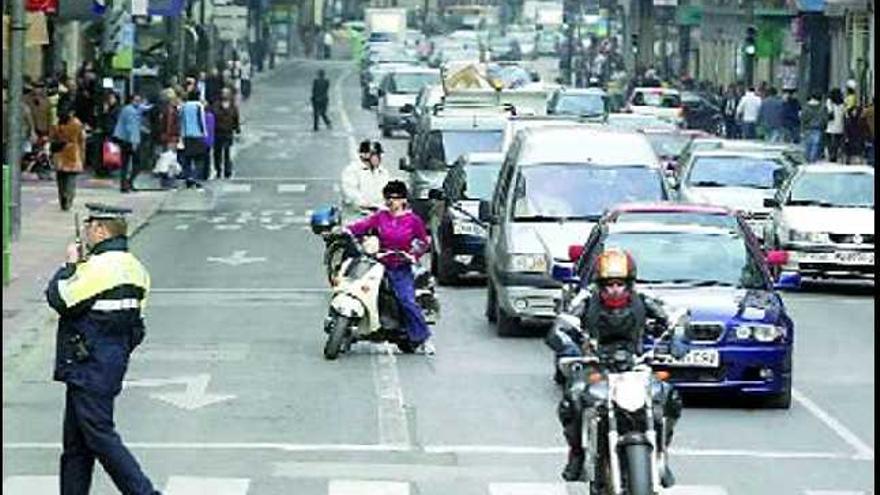 El padrón de vehículos en Murcia supera los 313.000 coches. En la imagen una calle llena de coches