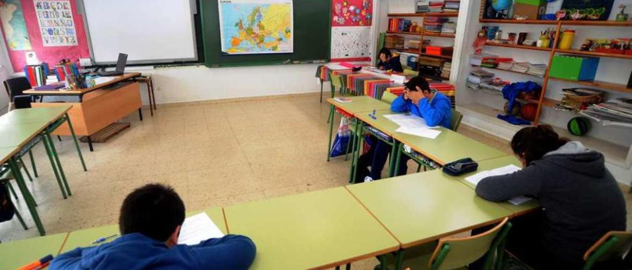 La participación en la reválida está siendo muy escasa en los colegios de Vilagarcía. // Iñaki Abella