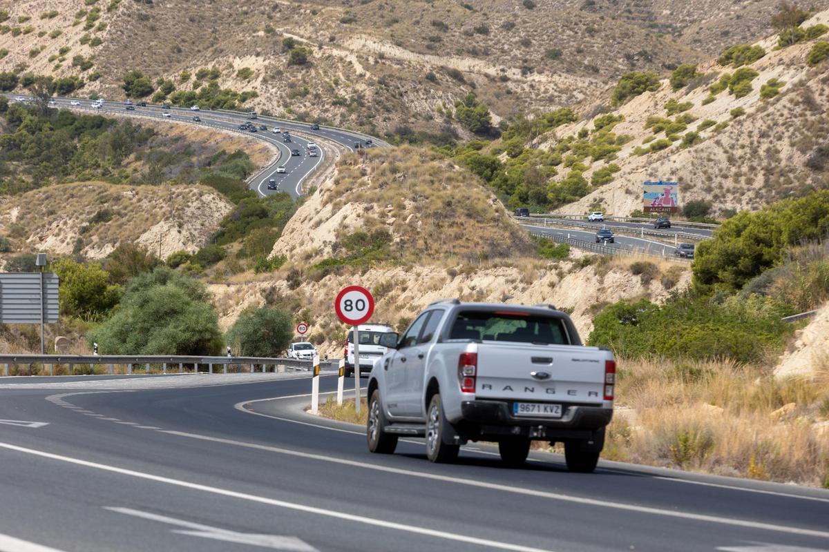 Carretera N-332 entre El Campello y La Vila Joiosa, con escaso tráfico en comparación con la autopista.