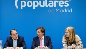 José Luis Martínez Almeida, alcalde de Madrid, con Borja Carabante, delegado de Urbanismo, e Inma Sanz, vicealcaldesa